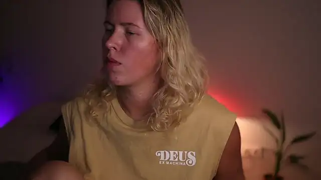 Snapshot of moonamii chatting on 10.07.25 moonamii online show from 10.07.25