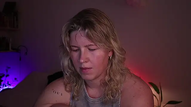 Snapshot of moonamii chatting on 10.21.25 moonamii online show from 10.21.25