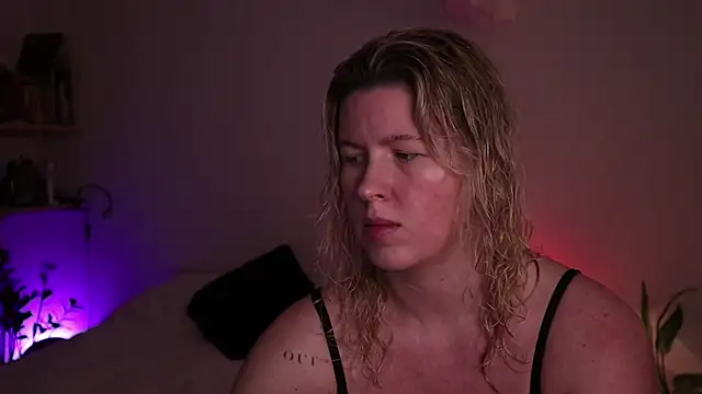 Snapshot of moonamii chatting on 11.06.25 moonamii online show from 11.06.25