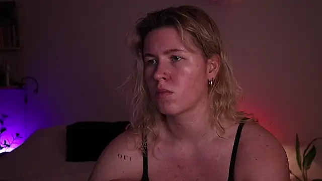 Snapshot of moonamii chatting on 11.11.25 moonamii online show from 11.11.25