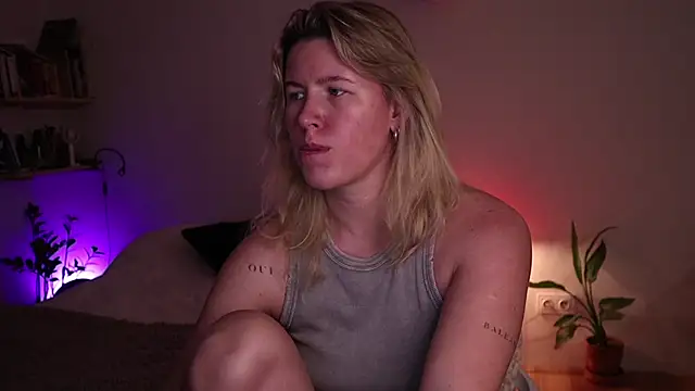 Snapshot of moonamii chatting on 11.12.25 moonamii online show from 11.12.25