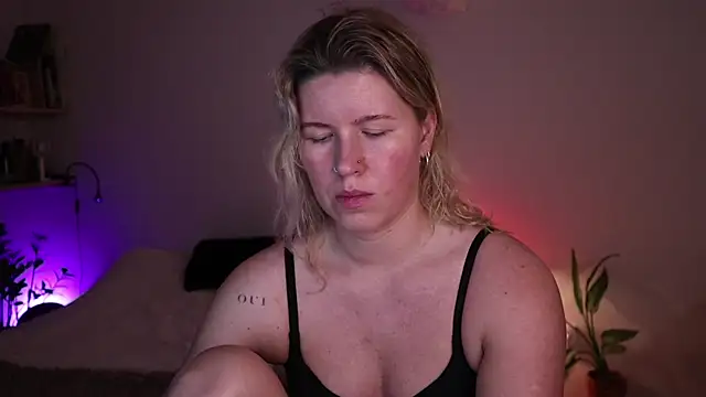 Snapshot of moonamii chatting on 11.13.25 moonamii online show from 11.13.25