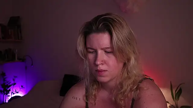 Snapshot of moonamii chatting on 11.15.25 moonamii online show from 11.15.25