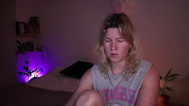 Snapshot of moonamii chatting on 12.03.25 moonamii online show from 12.03.25