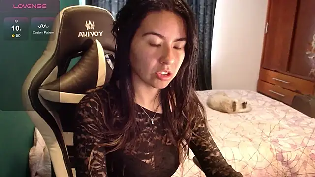 Snapshot of alice_middlee chatting on 06.22.26 alice middlee online show from 06.22.26