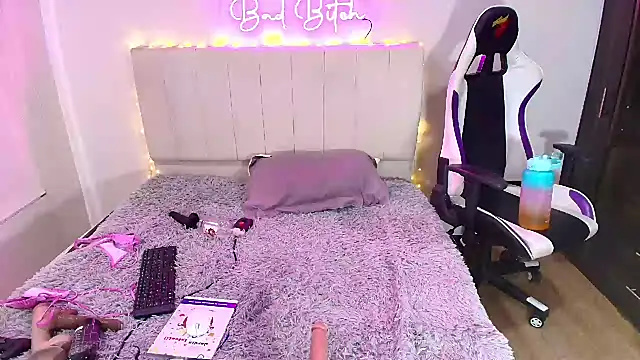 Snapshot of a_belladanger chatting on 12.22.24 a belladanger online show from 12.22.24