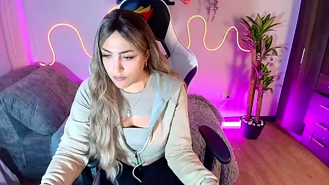 Snapshot of a_belladanger chatting on 02.19.25 a belladanger online show from 02.19.25