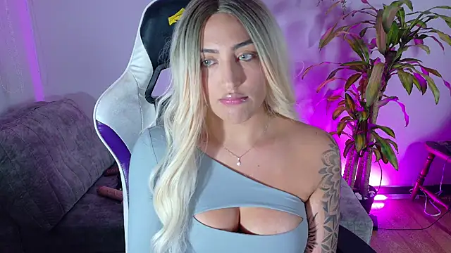 Snapshot of a_belladanger chatting on 10.25.25 a belladanger online show from 10.25.25