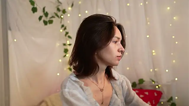 Snapshot of VivianLy_ chatting on 01.15.25 VivianLy online show from 01.15.25