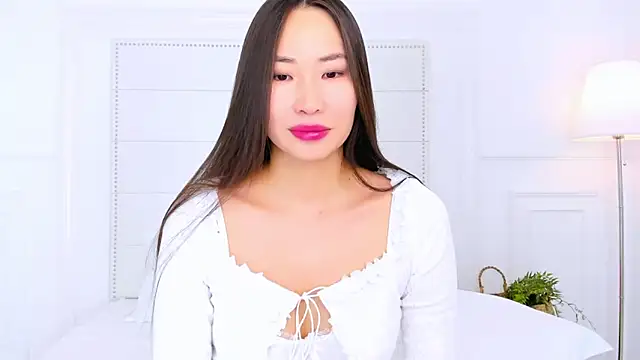 NaomiYuu online show from 11.21.25