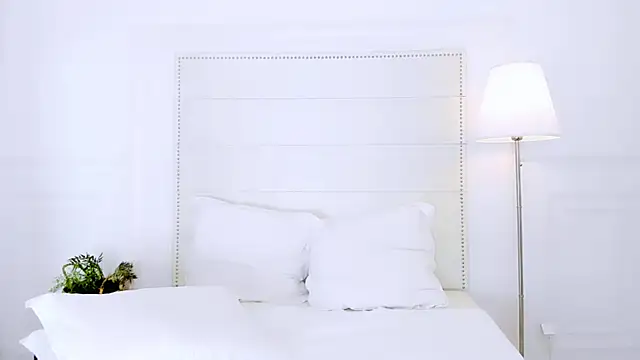 NaomiYuu online show from 04.15.26