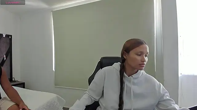 Snapshot of AnnieAndStefan chatting on 03.01.26 AnnieAndStefan online show from 03.01.26