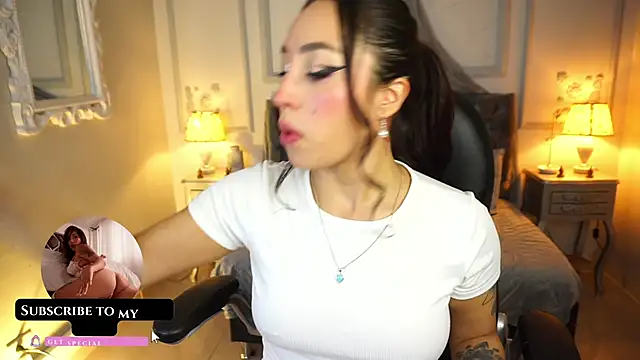 Snapshot of maggietime chatting on 01.13.25 maggietime online show from 01.13.25