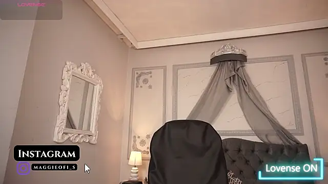 Snapshot of maggietime chatting on 09.10.25 maggietime online show from 09.10.25