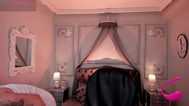 Snapshot of maggietime chatting on 10.22.25 maggietime online show from 10.22.25