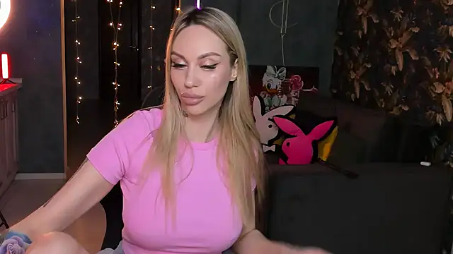 Snapshot of Blckmirrorr chatting on 01.01.25 Blckmirrorr online show from 01.01.25