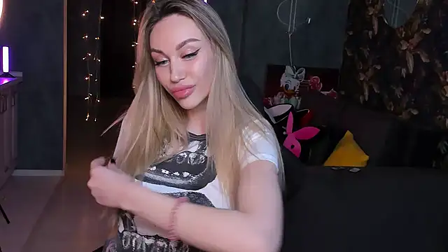 Snapshot of Blckmirrorr chatting on 02.05.25 Blckmirrorr online show from 02.05.25