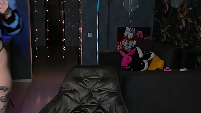 Snapshot of Blckmirrorr chatting on 09.11.25 Blckmirrorr online show from 09.11.25