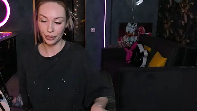 Snapshot of Blckmirrorr chatting on 11.08.25 Blckmirrorr online show from 11.08.25