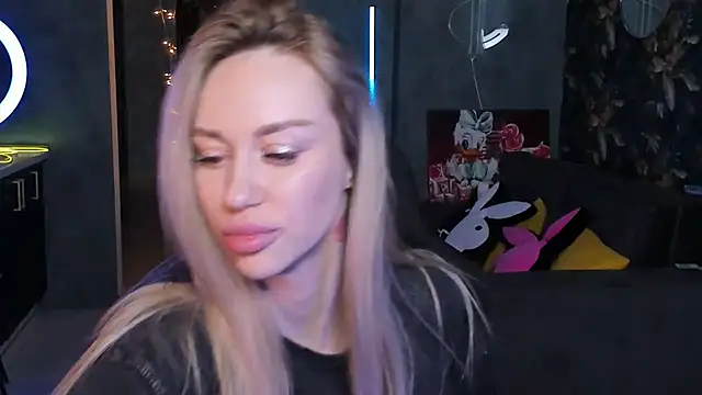 Snapshot of Blckmirrorr chatting on 11.23.25 Blckmirrorr online show from 11.23.25