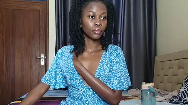 Snapshot of queen_heather chatting on 09.13.25 queen heather online show from 09.13.25