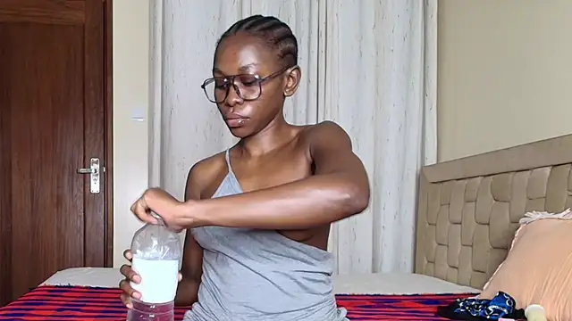 Snapshot of queen_heather chatting on 11.25.25 queen heather online show from 11.25.25