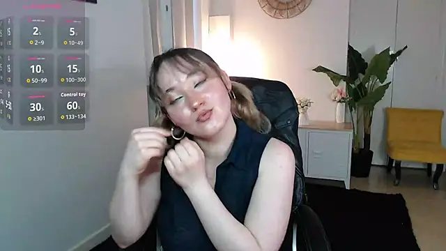 Snapshot of Crystal-dreamt chatting on 05.31.26 Crystal-dreamt online show from 05.31.26