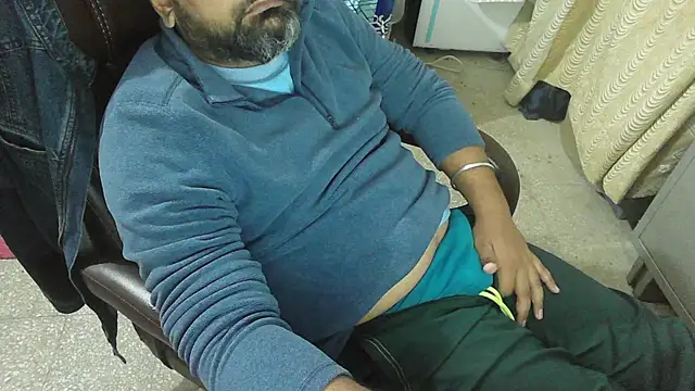 Snapshot of rentarob chatting on 11.24.25 rentarob online show from 11.24.25