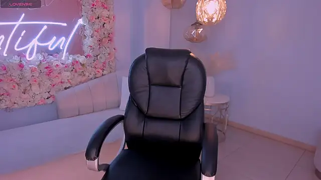 Snapshot of MileyCruz_ chatting on 12.06.24 MileyCruz online show from 12.06.24