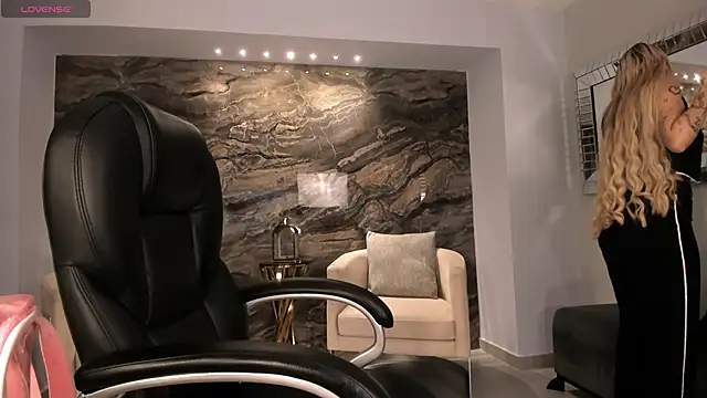 Snapshot of SophiePalmer chatting on 02.20.25 SophiePalmer online show from 02.20.25