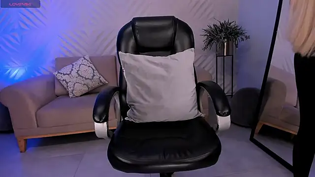 Snapshot of SophiePalmer chatting on 03.01.25 SophiePalmer online show from 03.01.25