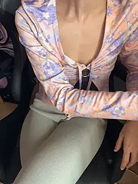 LaPetitechienne1 online show from 12.21.24