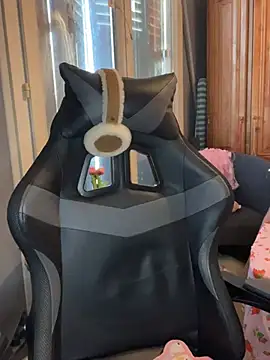 LaPetitechienne1 online show from 02.04.25