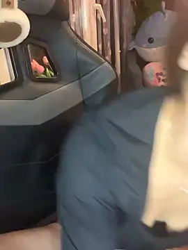 LaPetitechienne1 online show from 02.20.25