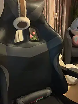 LaPetitechienne1 online show from 02.21.25