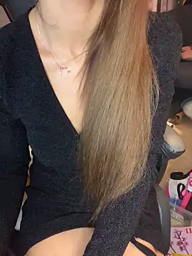 LaPetitechienne1 online show from 02.24.25