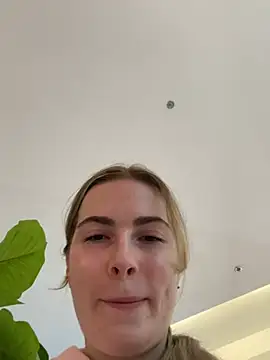 KissMissAngela online show from 03.11.25