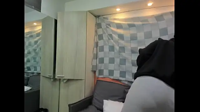 Mhelanny2 online show from 11.16.25