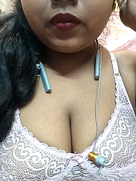 Snapshot of Sophiaboudi chatting on 02.14.25 Sophiaboudi online show from 02.14.25