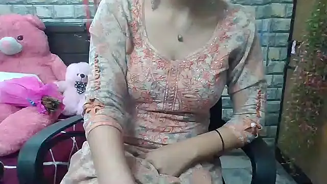 Snapshot of Sexy_iknoor chatting on 02.16.25 Sexy iknoor online show from 02.16.25