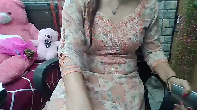 Snapshot of Sexy_iknoor chatting on 02.16.25 Sexy iknoor online show from 02.16.25