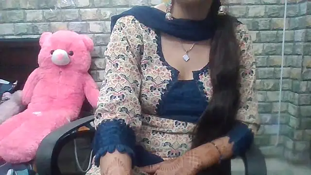 Snapshot of Sexy_iknoor chatting on 10.15.25 Sexy iknoor online show from 10.15.25