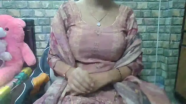 Snapshot of Sexy_iknoor chatting on 10.20.25 Sexy iknoor online show from 10.20.25