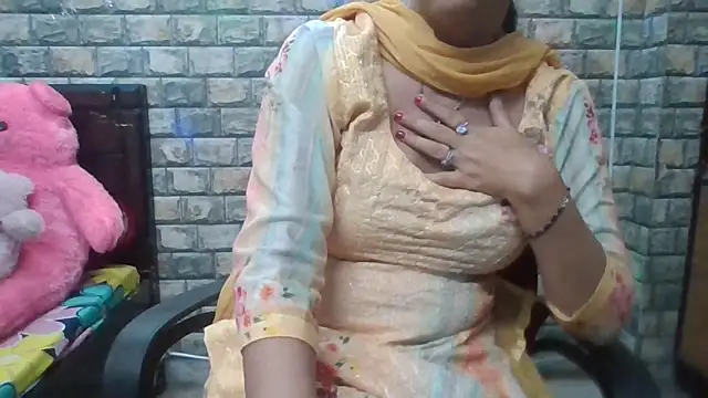 Snapshot of Sexy_iknoor chatting on 11.04.25 Sexy iknoor online show from 11.04.25