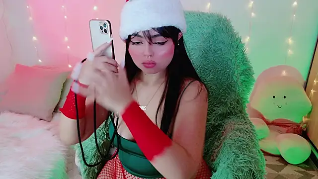 Snapshot of damn_that_booty chatting on 12.13.24 damn that booty online show from 12.13.24