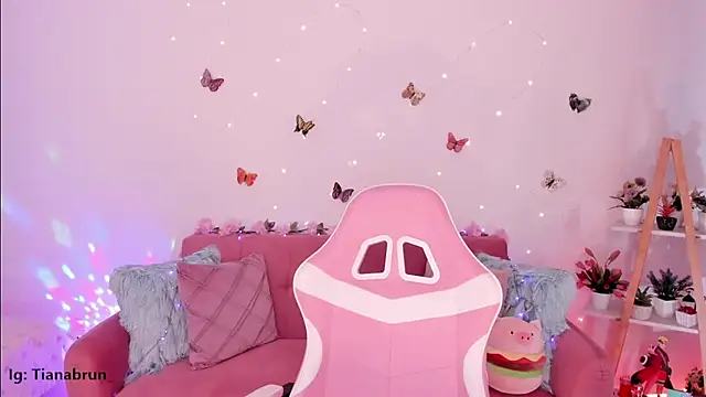 Zara uwu  online show from 10.16.25