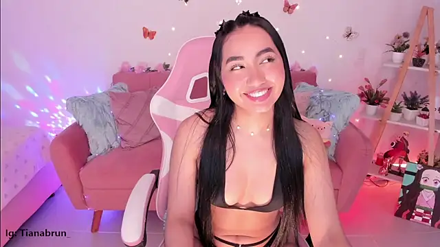 Zara uwu  online show from 10.24.25