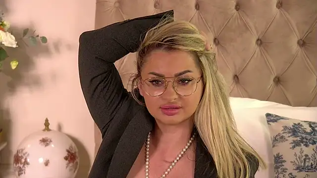 Denisse Perry online show from 09.10.25