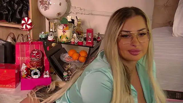 Snapshot of Denisse_Perry chatting on 12.18.25 Denisse Perry online show from 12.18.25