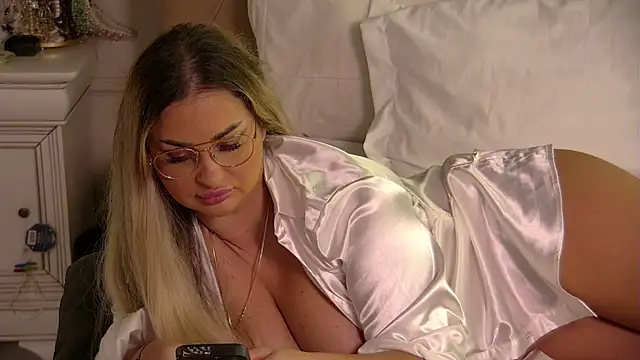 Snapshot of Denisse_Perry chatting on 02.15.26 Denisse Perry online show from 02.15.26